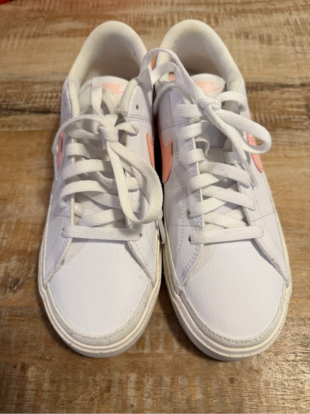 Women’s white and pink Nike sneakers size 8.5 NWT